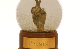 The Promise: glittering gold&nbsp;waterglobe