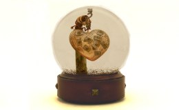 Armored Heart – sparkle snow&nbsp;globe